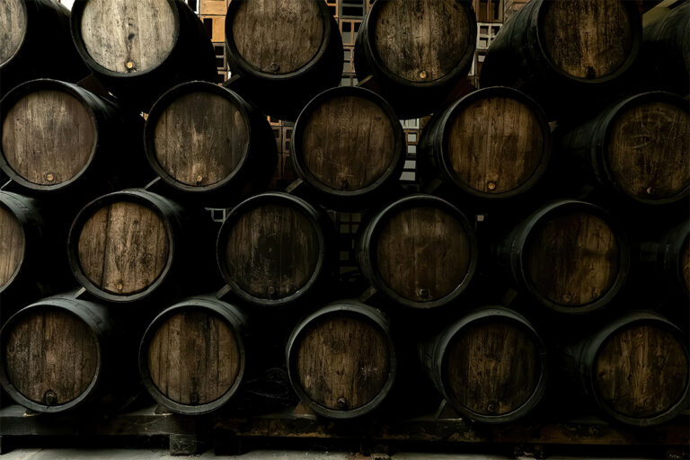 樽熟成のお酒とは?樽で醸造する代表的なお酒の種類と特徴を徹底解説 | Barrel Mastered